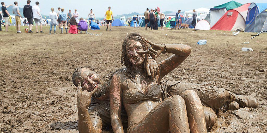 Spass am Festival "Rock am Ring" im völlig verschlammten Gelände : Nach weiteren Wetterwarnungen brachen die Verantwortlichen die Veranstaltung ab. Zu gross war die Gefahr, dass es erneut Verletzte geben könnte. Spass am Festival "Rock am Ring" im völlig verschlammten Gelände : Nach weiteren Wetterwarnungen brachen die Verantwortlichen die Veranstaltung ab. Zu gross war die Gefahr, dass es erneut Verletzte geben könnte.