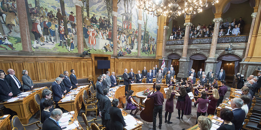 Zur Vereidigung sagen die Ständerätinnen und Ständeräte gemeinsam die Nationalhymne, begleitet von Musikern aus dem Kanton Neuenburg.