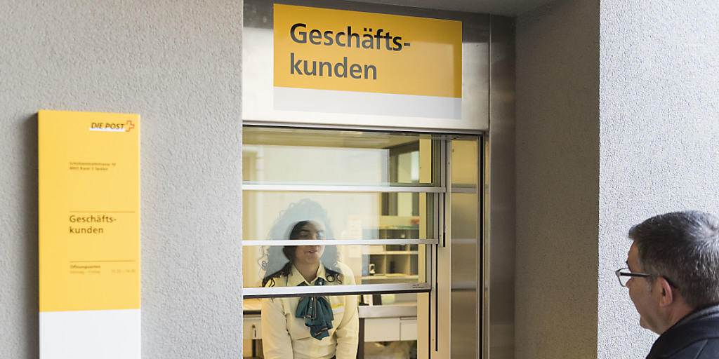 Wer Päckchen aufgibt, kann die Kosten künftig auch mit einer Maestrokarte bezahlen. (Archivbild) Wer Päckchen aufgibt, kann die Kosten künftig auch mit einer Maestrokarte bezahlen. (Archivbild)