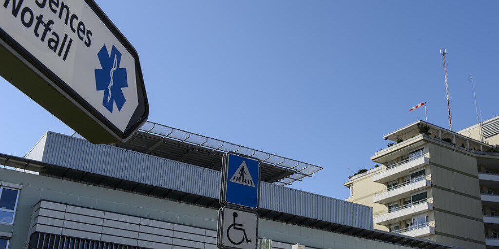 Der 30-Jährige, der als erster im Kanton Freiburg positiv auf das Coronavirus getestet wurde, befindet sich isoliert im Kantonsspital. (Archivbild) Der 30-Jährige, der als erster im Kanton Freiburg positiv auf das Coronavirus getestet wurde, befindet sich isoliert im Kantonsspital. (Archivbild)