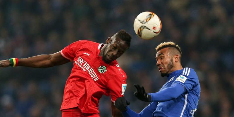Eric Maxim Choupo-Moting (rechts) im Luftduell mit Hannovers Salif Sane Eric Maxim Choupo-Moting (rechts) im Luftduell mit Hannovers Salif Sane