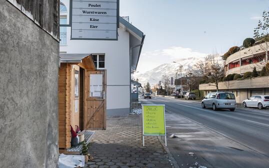 Diebstähle in Hofläden – in Eschen wurde Bargeld gestohlen. Bild vom Verkaufshüsle in Eschen an der Essanestrasse