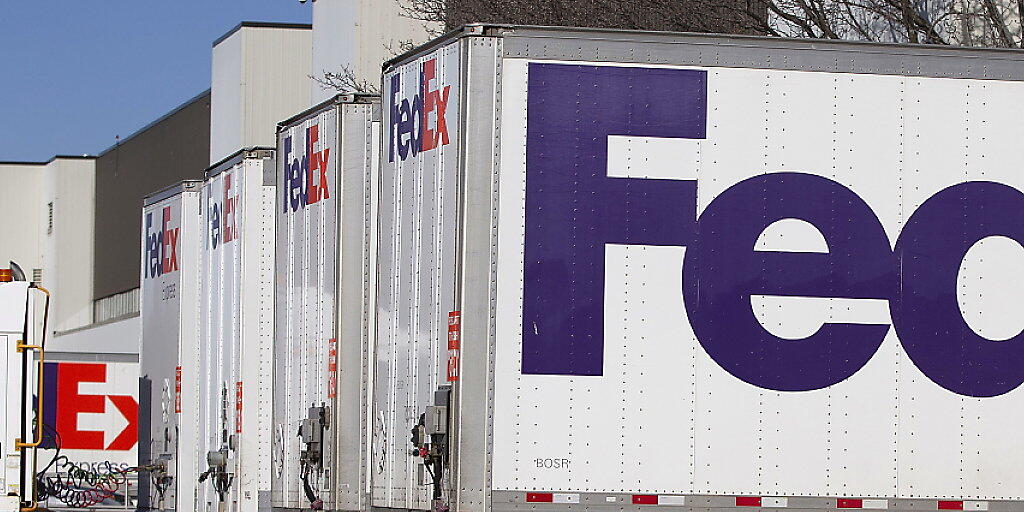 Der Paketzulieferer FedEx stellt sich auf einen abflauenden Welthandel ein: Er senkte seine Gewinnprognose erneut. (Archivbild)