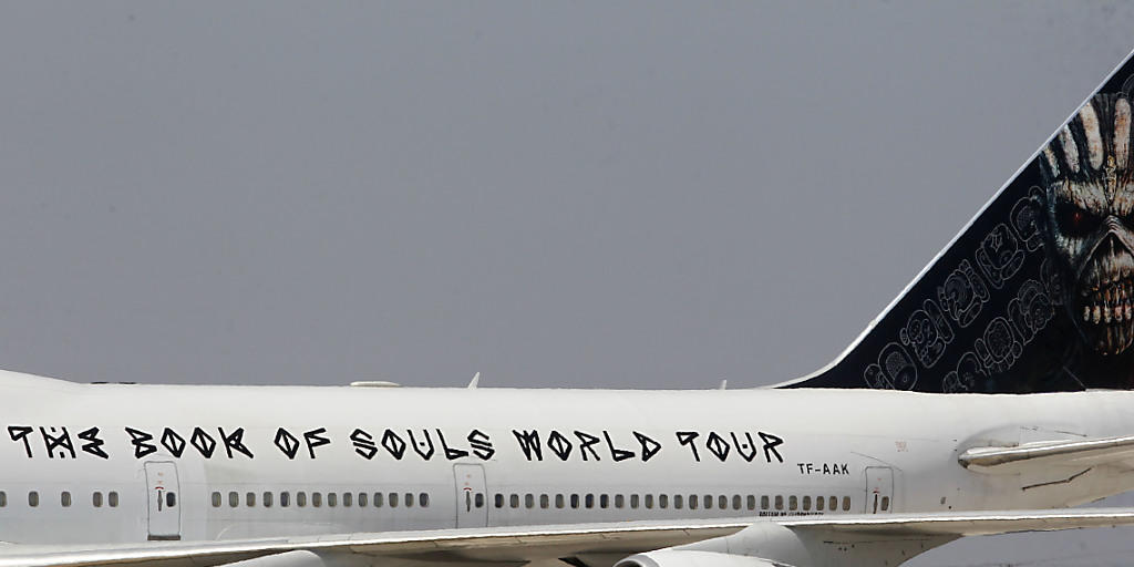 Sicherheitskräfte kümmern sich auf dem Flughafen von Santiago de Chile um den beschädigten Jumbo Jet der Band Iron Maiden. (Archivbild) Sicherheitskräfte kümmern sich auf dem Flughafen von Santiago de Chile um den beschädigten Jumbo Jet der Band Iron Maiden. (Archivbild)