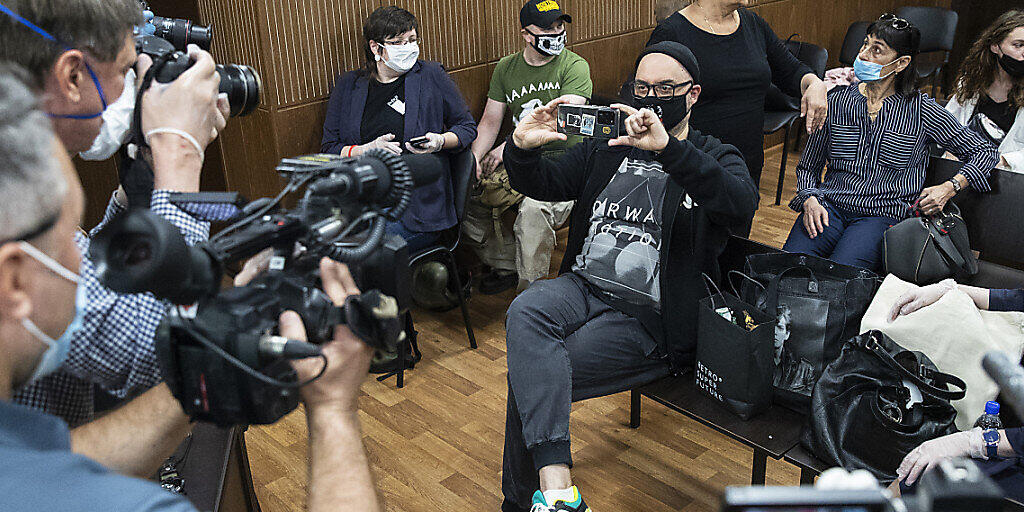 Kirill Serebrennikow (M) am Montag im Gerichtssaal in Moskau. Foto: Pavel Golovkin/AP/dpa