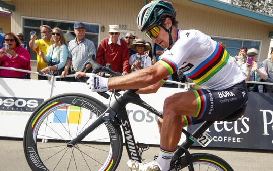 Peter Sagan ist nicht nur einer der erfolgreichsten Radrennfahrer, er ist auch immer für einen Spass mit dem Rennrad zu haben
