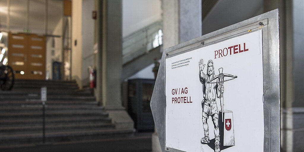 Die Gesellschaft Pro Tell will die Übernahme der EU-Waffenrichtlinie in der Schweiz nötigenfalls mit dem Referendum bekämpfen. Dies hat am Samstag die Mitgliederversammlung in Bern beschlossen.