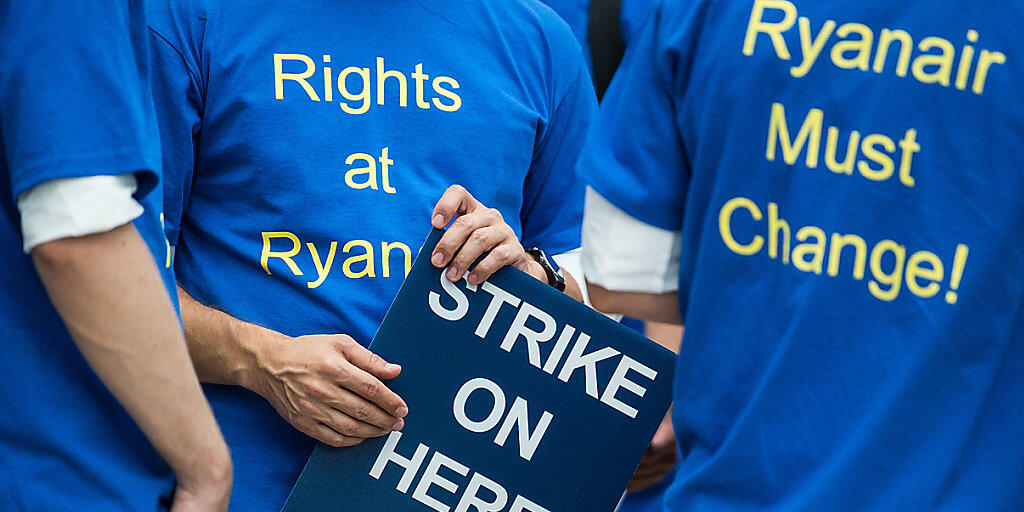 Wegen des angedrohten Streiks des Ryanair-Personals hat die Fluggesellschaft für diesen Mittwoch 150 Flüge von und nach Deutschland gestrichen. (Archiv)