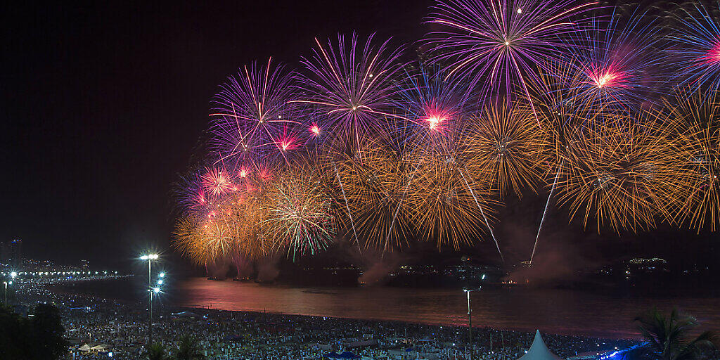 ARCHIV - Ein Feuerwerk wird über dem Strand der Copacabana gezündet. Foto: Bruna Prado/AP/dpa