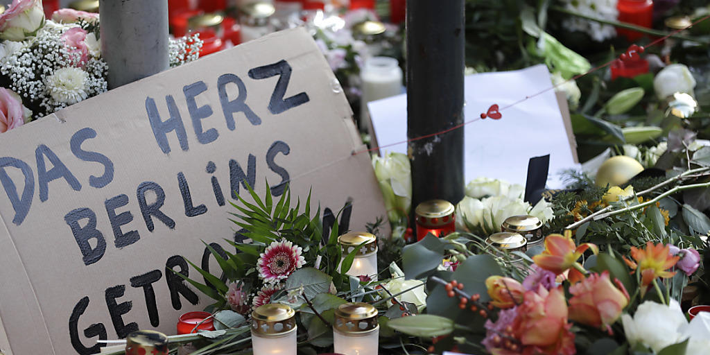 Berlin trauert - hier mit Kerzen auf dem Breitscheidplatz im alten Westberliner Zentrum. Berlin trauert - hier mit Kerzen auf dem Breitscheidplatz im alten Westberliner Zentrum.