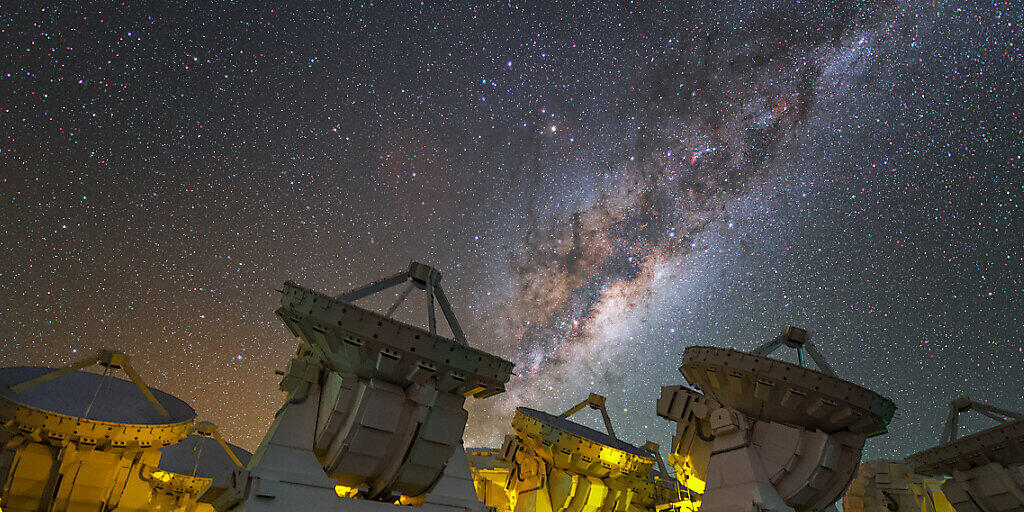 Das Riesenteleskop "Alma" in der Atacama-Wüste in Chile besteht aus 66 Präzisionsantennen. Durch Kombination von Beobachtungsdaten von Alma und dem Berner Instrument "Rosina" von der Rosetta-Mission konnten Forschende die interstellare Reise von Phosphor nachzeichnen. Das Riesenteleskop "Alma" in der Atacama-Wüste in Chile besteht aus 66 Präzisionsantennen. Durch Kombination von Beobachtungsdaten von Alma und dem Berner Instrument "Rosina" von der Rosetta-Mission konnten Forschende die interstellare Reise von Phosphor nachzeichnen.