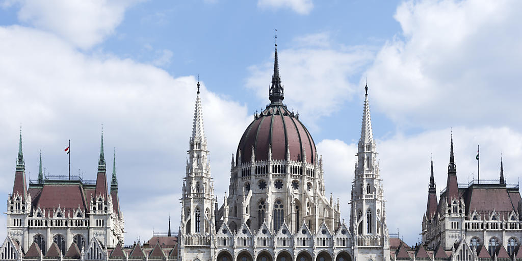 Viele Schuldner in Ungarn geraten in Zahlungsnot. Gefordert ist darum die Politik. Im Bild das Parlamentsgebäude von Ungarn in Budapest an der Donau. (Archiv)
