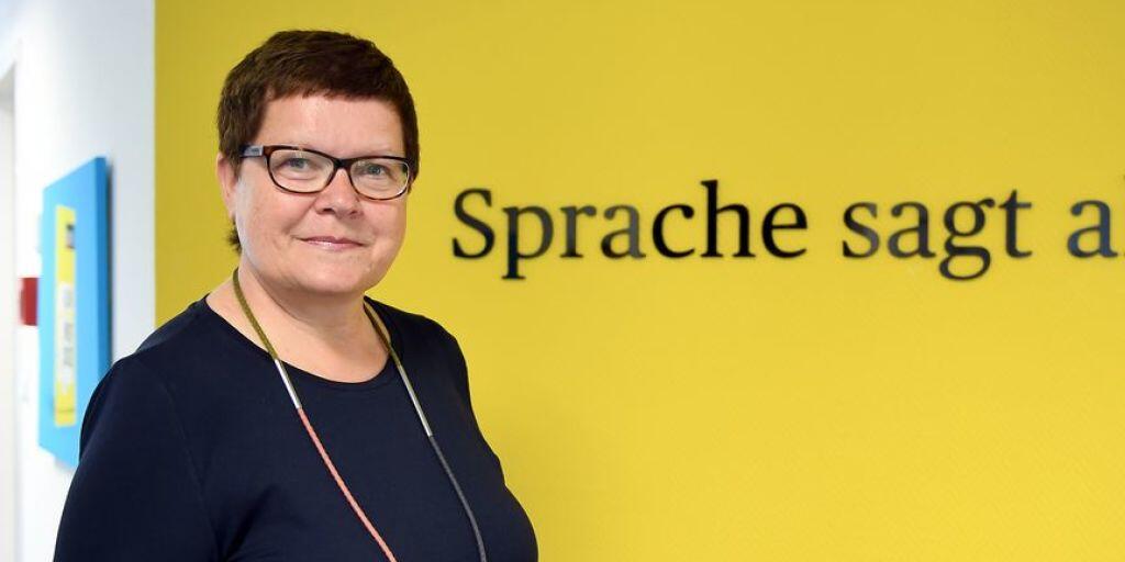Die Leiterin der Dudenredaktion Kathrin Kunkel-Razum vor der Inschrift "Sprache sagt alles." Was, wenn die Sprache die weibliche Hälfte der Menschen ausschliesst? Der Rat für deutsche Rechtschreibung diskutiert das Genderproblem heute in Wien. Mit mehr als Empfehlungen ist nicht zu rechnen. (Archiv)
