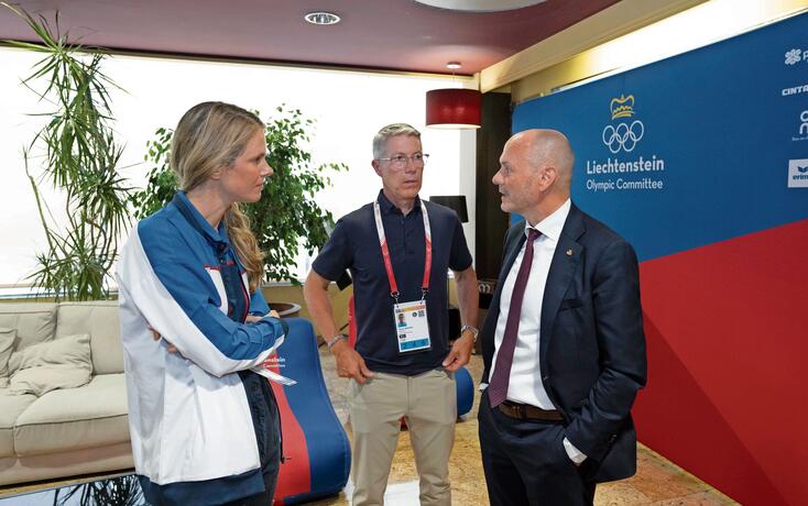 Zwischen der Regierung (Sportminister Hubert B&uuml;chel, links) und dem LOC (Pr&auml;sident Stefan Marxer und Vizepr&auml;sidentin Prinzessin Anunciata)  existiert eine Leistungsvereinbarung. Das Land spricht im Vierjahres-Zyklus Geld f&uuml;r den Liechtensteiner Sport. Im Oktober oder November wird im Landtag wieder entschieden.