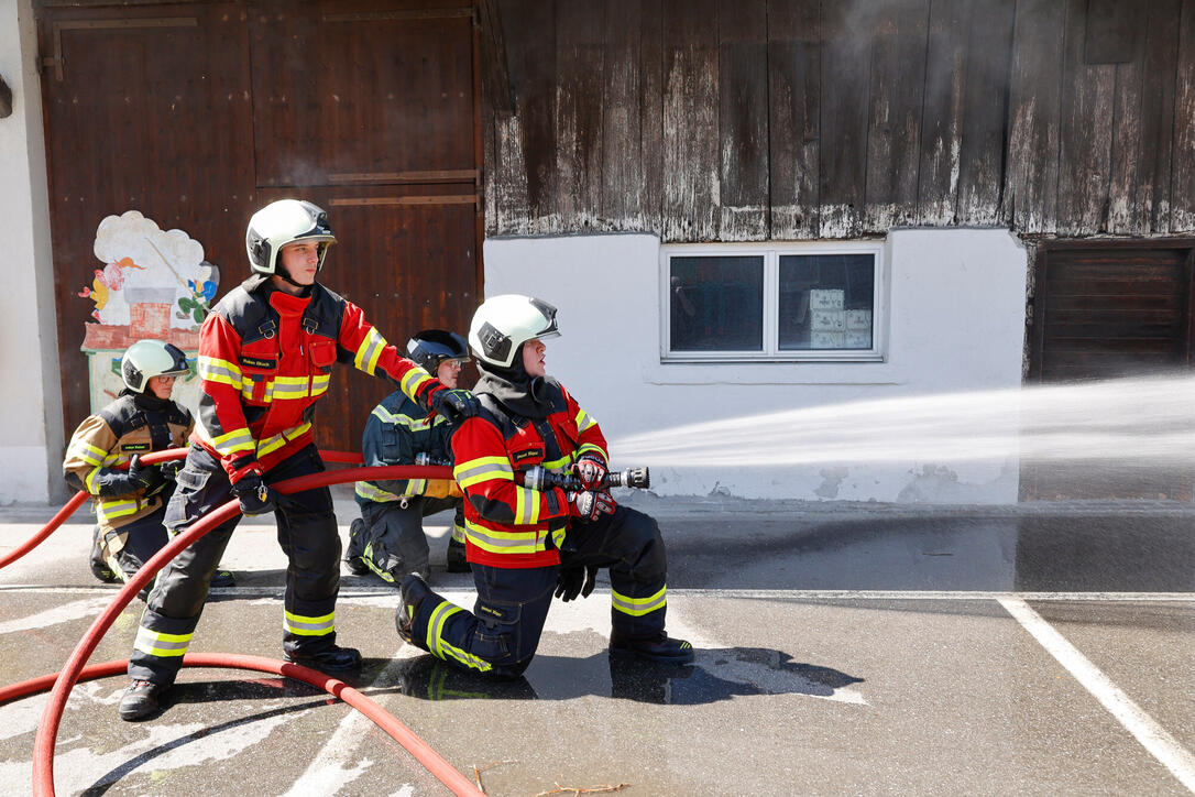 Schluss&uuml;bung beim Kurs f&uuml;r neue Feuerwehrleute beim "Restaurant L&ouml;wen&raquo; in Gamprin-Bendern.