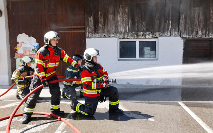 Schluss&uuml;bung beim Kurs f&uuml;r neue Feuerwehrleute beim "Restaurant L&ouml;wen&raquo; in Gamprin-Bendern.