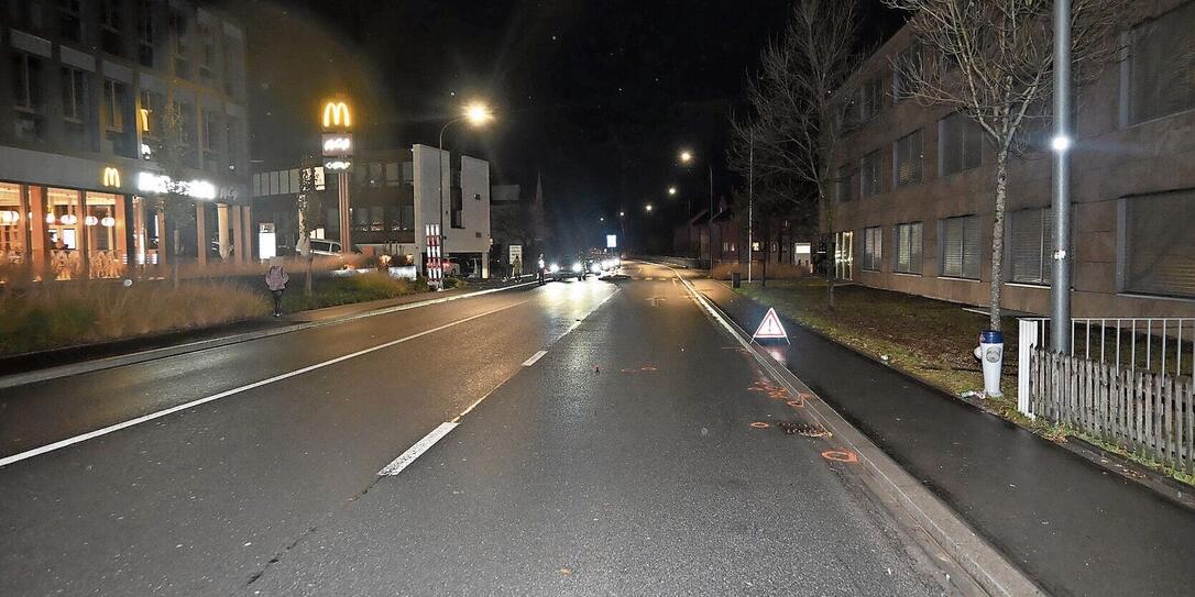 Hier passierte der Unfall am Sonntag gegen 17:55 Uhr. Die Polizei sucht Zeugen. Hier passierte der Unfall am Sonntag gegen 17:55 Uhr. Die Polizei sucht Zeugen.