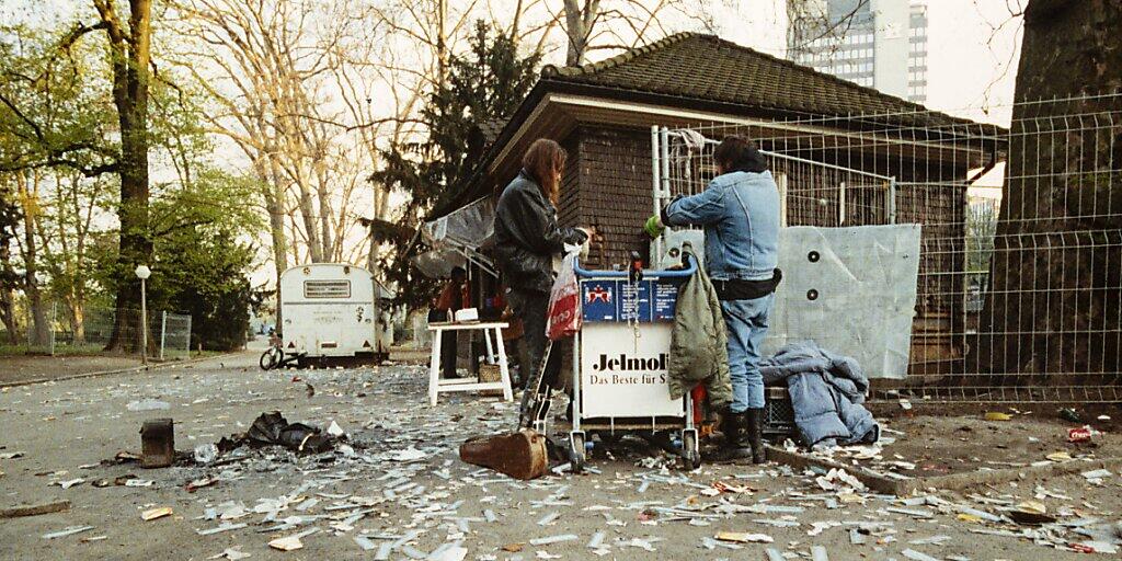 Trug zum Paradigmenwechsel in der Drogenpolitik bei: Die offene Drogenszene am Zürcher Platzspitz, aufgenommen im April 1991. (Archivbild)