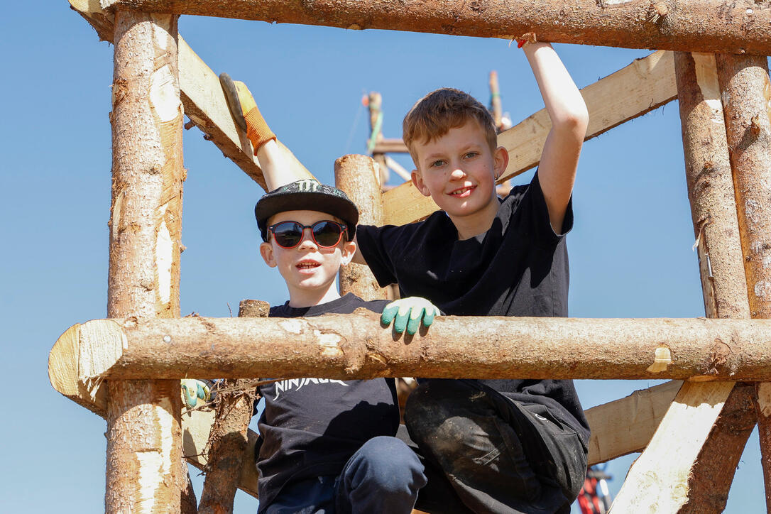 Kinder bauen Funken in Schaanwald