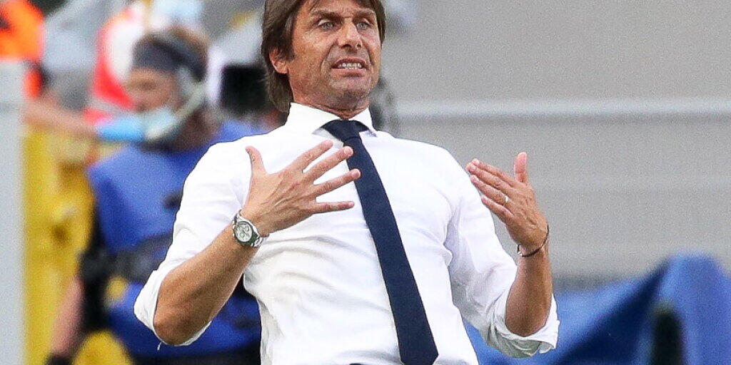 Inter-Coach Antonio Conte verbiegt sich an der Seitenlinie vergebens: Sein Team verliert das Spiel und damit auch die letzte Chance auf den Meistertitel Inter-Coach Antonio Conte verbiegt sich an der Seitenlinie vergebens: Sein Team verliert das Spiel und damit auch die letzte Chance auf den Meistertitel