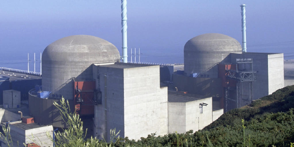 Blick auf das AKW Flamanville, in dem es zu einer Explosion kam. Es besteht laut Behörden aber keine Gefahr für die Bevölkerung. (Archiv)