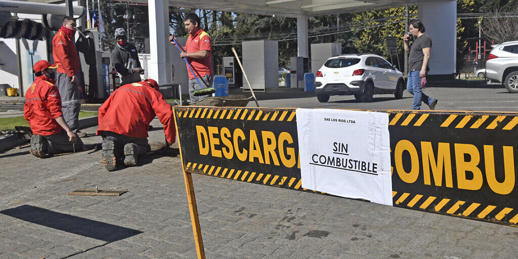 «Kein Treibstoff» steht am Eingang einer Tankstelle in Valdivia. Wegen eines seit Tagen andauernden Streiks der Fernfahrer kommt es in Teilen von Chile zu ersten Versorgungsproblemen. Foto: Miguel Angel Bustos/Agencia Uno/dpa