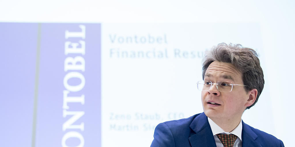 Vontobel-Chef Zeno Staub - hier an einer Medienkonferenz im 2015 - freut sich gemäss Mitteilung vom Donnerstag, dass Vontobel auch weiter mit Raiffeisen zusammenarbeitet. Vontobel-Chef Zeno Staub - hier an einer Medienkonferenz im 2015 - freut sich gemäss Mitteilung vom Donnerstag, dass Vontobel auch weiter mit Raiffeisen zusammenarbeitet.