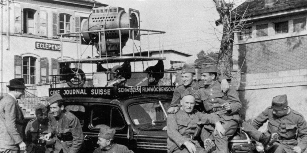 Die Schweizer Filmwochenschau auf Reportage, 1940. (Foto: Sammlung Cinémathèque suisse)