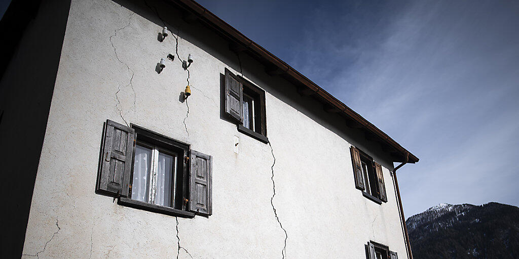 Risse in einer Hausfassade zeugen von der ständigen Bewegung im Untergrund: das Bündner Bergdorf Brienz im Albulatal ist von einem grossen Bergsturz bedroht.