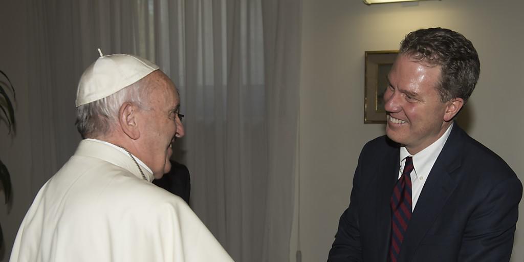Papst Franziskus schüttelt seinem neuen Pressemann Greg Burke (r.) die Hand.