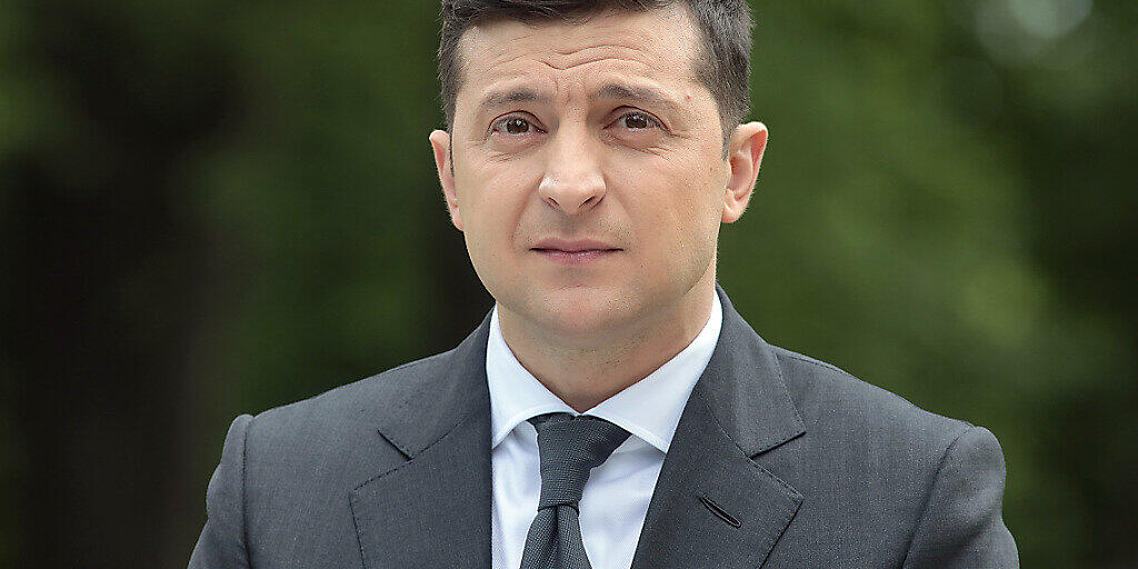 ARCHIV - Wolodymyr Selenskyj, Präsident der Ukraine, spricht bei einer Pressekonferenz zu Medienvertretern. Foto: -/Ukrinform/dpa