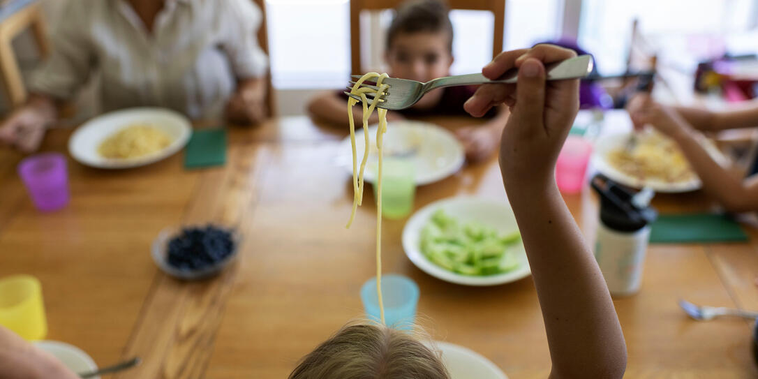 TAGESFAMILIE, GFZ, STIFTUNG GFZ, KINDERBETREUUNG, KINDERTAGESBETREUUNG, BETREUUNG, KINDERTAGESPFLEGE, ZUHAUSE, ZU HAUSE, WOHNUNG,  MITTAGESSEN, MITTAG ESSEN, ZMITTAG, ESSEN, MITTAGSTISCH, ESSTISCH, ESSZIMMER,  TAGESMUTTER, KINDERTAGESPFLEGEPERSON,  KINDER,