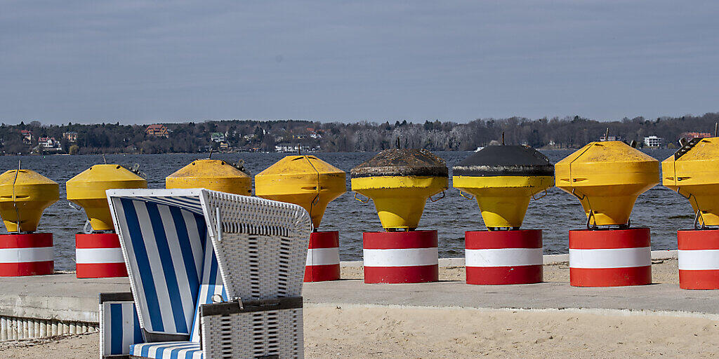 Pack die Badehose ein.... Das Strandbad Wannsee in Berlin wartet auch auf Schweizer Besucher. Und die könnten wahrscheinlich schon Mitte Juni die ersten Strandkörbe in Beschlag nehmen.