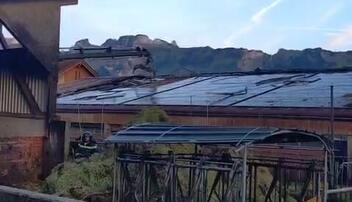 Die Photovoltaik-Anlage muss abgetragen werden, um Nachbrände zu verhindern.