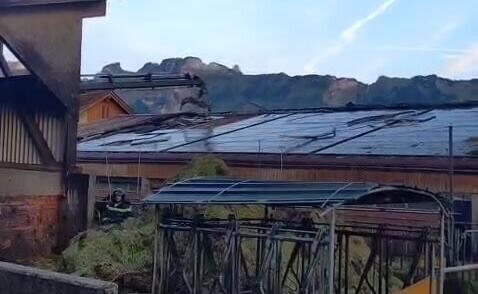 Die Photovoltaik-Anlage muss abgetragen werden, um Nachbrände zu verhindern.