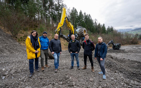 240301 WR Gewinner Wirtschaftswunder Wettbewerb Baggerfahren mit der «Kaiser AG» Schaanwald, danach in der Rüfe Schaanwal