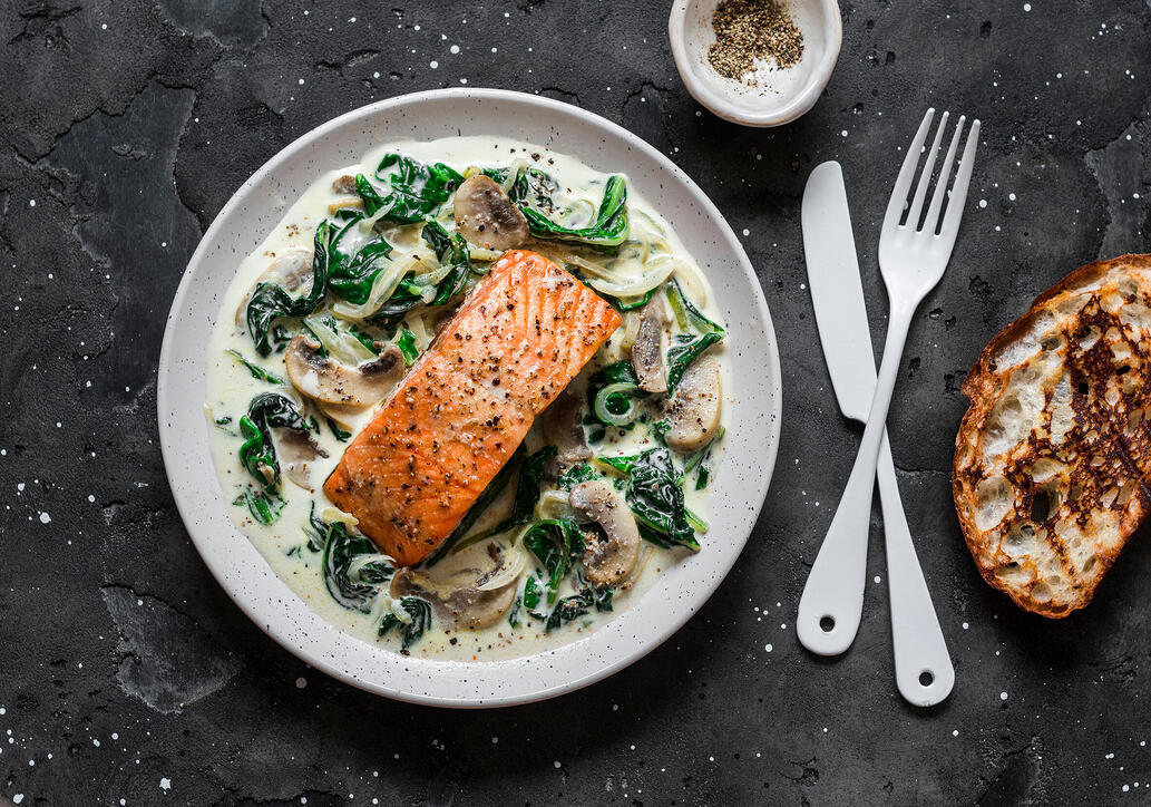 Gebackener Lachs mit Creme Spinat und Champignon Sauce