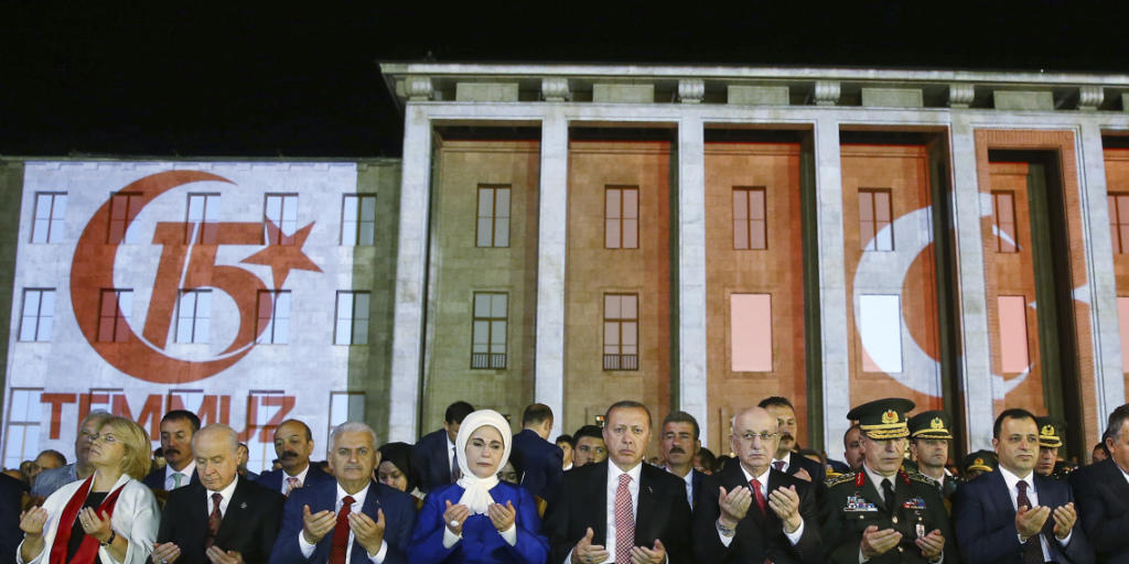 Im Gedenken an die rund 250 Menschen, die beim Putschversuch in der Türkei 2016 starben: Staatspräsident Recep Tayyip Erdogan und seine Frau vor dem Parlament in Ankara.