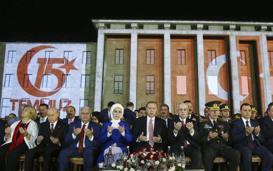 Im Gedenken an die rund 250 Menschen, die beim Putschversuch in der Türkei 2016 starben: Staatspräsident Recep Tayyip Erdogan und seine Frau vor dem Parlament in Ankara.