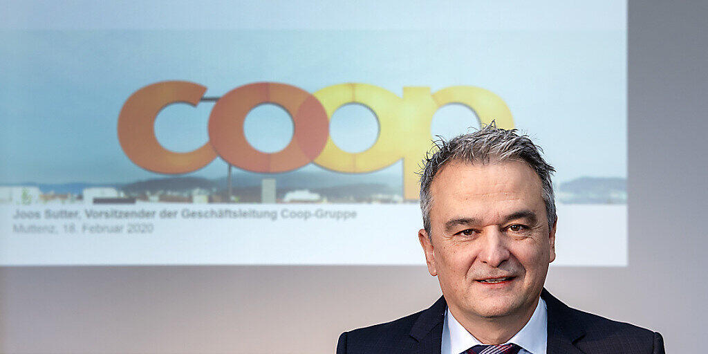 Coop-Chef Joos Sutter erklärt am Dienstag vor den Medien den höheren Jahresgewinn.