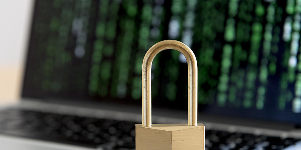 Unternehmen schützen sich noch zu wenig vor Cyberrisiken: Zwei Drittel der Firmen geben in einer KPMG-Umfrage an, dass sie an der Cybersicherheit noch nicht systematisch arbeiten. (Symbolbild)