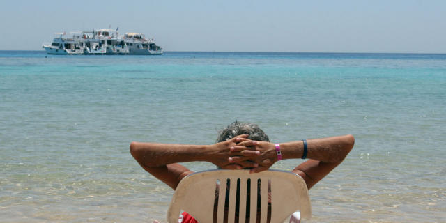 Sonnenbaden am Strand des Roten Meeres in Sharm el Sheikh