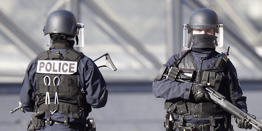 Französische Polizisten auf Patrouille: Die Behörden nahmen in Lille einen weiteren jungen Terrorverdächtigen fest. (Symbolbild)