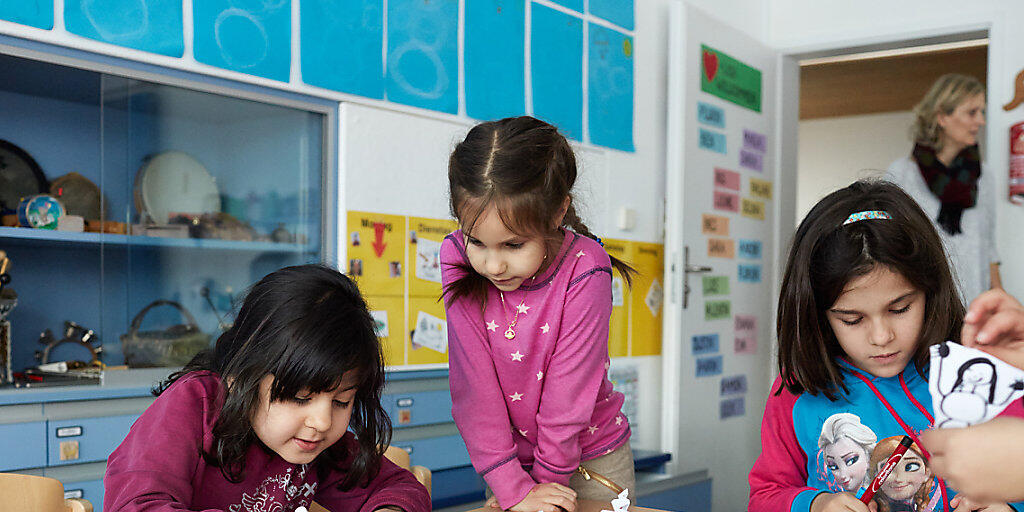 Schicken Eltern ihre Kinder teilweise in die Kita, sollen sie künftig bei der direkten Bundessteuer statt 10'100 Franken bis zu 25'000 Franken abziehen können. Das Parlament hat einem höheren Abzug für die Kinderbetreuung zugestimmt.