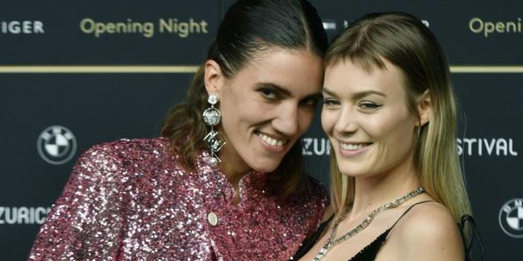 Tamy Glauser (links) will für die Zürcher Grünen in den Nationalrat. Hier posiert sie mit ihrer Lebensgefährtin Dominique Rinderknecht am Zurich Film Festival im vergangenen Jahr. (Archivbild)