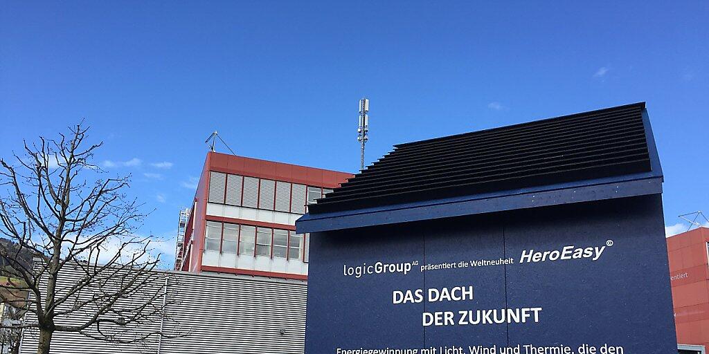 Wind, Thermik, Wärme und Sonne liefern Energie in den neuen Ziegelmodulen auf dem Musterdach, das auf dem Gelände der Hochschule Luzern in Horw steht.