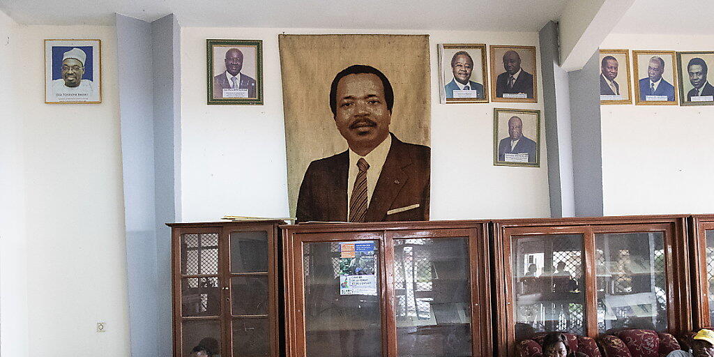 Kamerun wählt den nächsten Präsidenten. Der Präsident Paul Biya (Foto in der Mitte), der bereits seit 35 Jahren an der Spitze des zentralafrikanischen Landes steht, strebt eine siebte Amtszeit an.