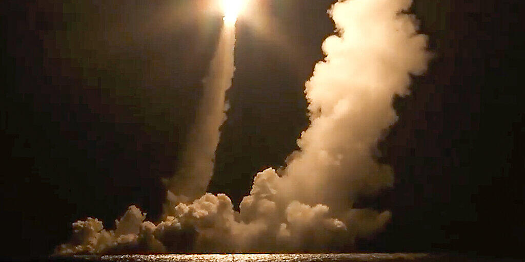 HANDOUT - Dieser vom Pressedienst des russischen Verteidigungsministeriums zur Verfügung gestellte Videoausschnitt zeigt Interkontinentalraketen, die vom Atom-U-Boot K-551 Wladimir Monomach der russischen Marine aus dem Ochotskische Meer aus bei einem Test abgefeuert wurden. Foto: ---/Russian Defense Ministry Press Service/ AP/dpa