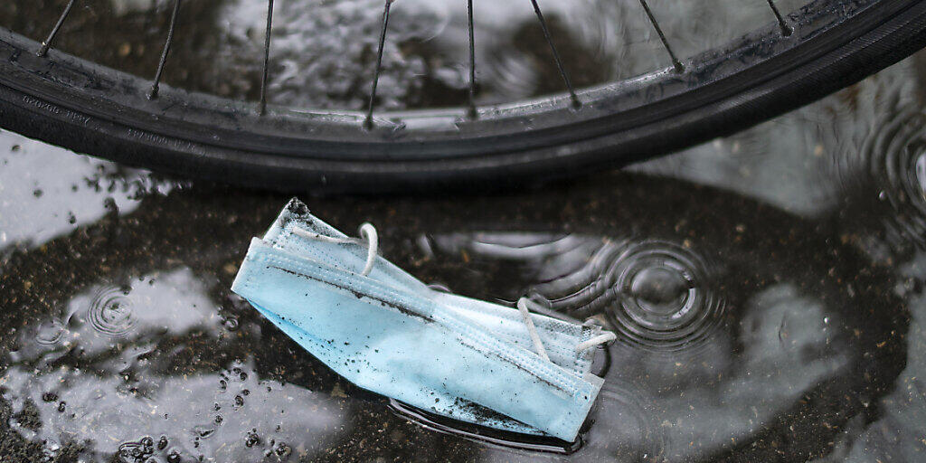 Masken im Kampf gegen das Coronavirus finden sich überall, auch dort, wo sie nicht hingehören. (Archivbild)
