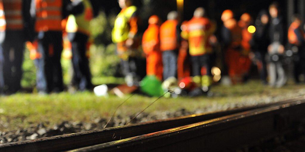 Wegen eines Erdrutsches war die Bahnlinie im Tessin bei Tenero am Samstag vorerst unterbrochen. (Symbolbild)